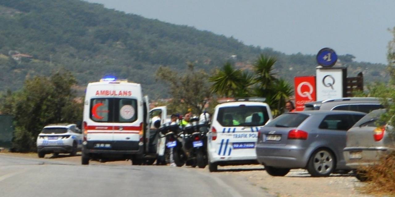 Ayvalık’ta Kontrolden Çıkan Otomobil Yayaya Çarptı; 2 Yaralı