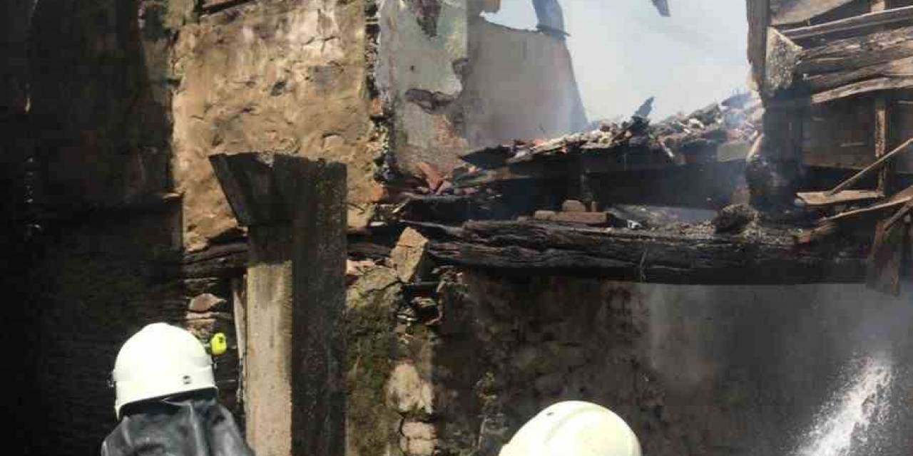 İzmir’de Çıkan Yangında Müstakil Ev Kullanılmaz Hale Geldi