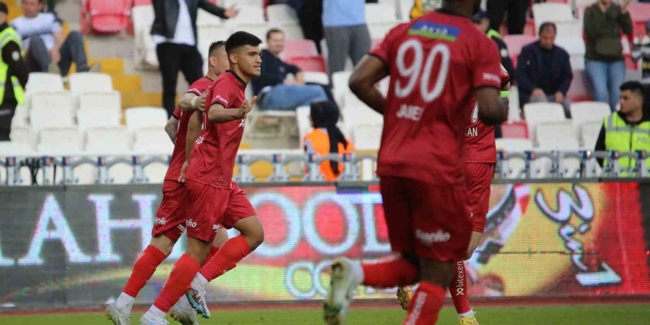 Sivasspor’un Genç Oyuncusu Emre Gökay Siftah Yaptı