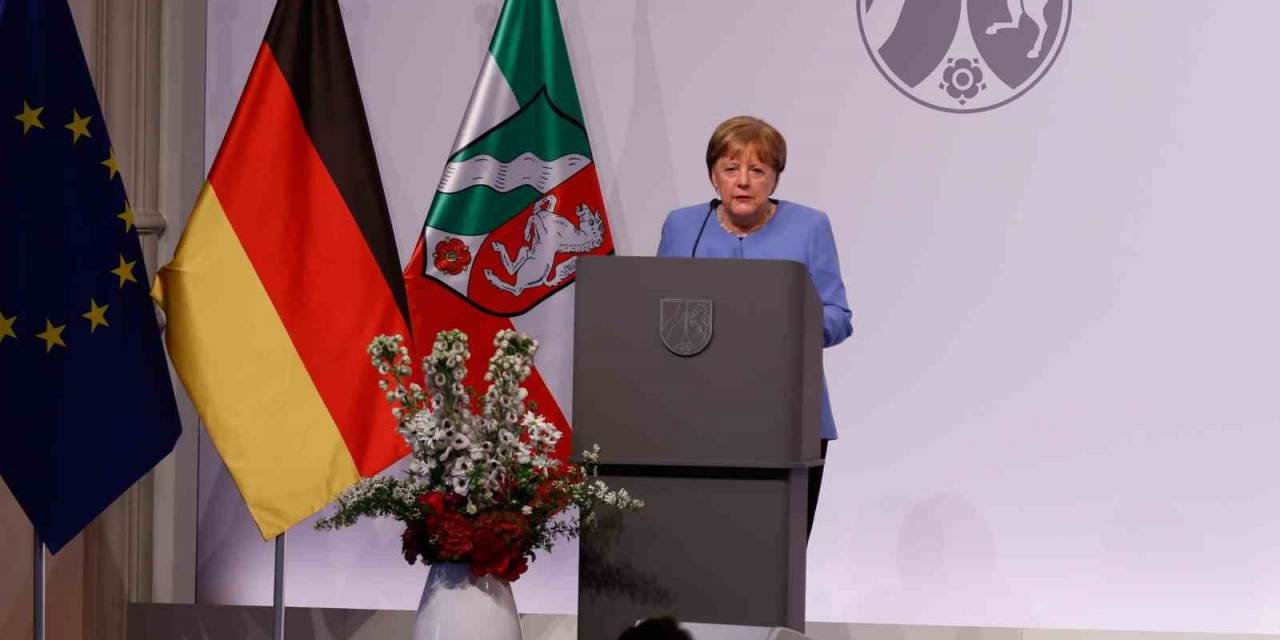 Almanya’nın Eski Başbakanı Merkel Devlet Ödülü İle Onurlandırıldı
