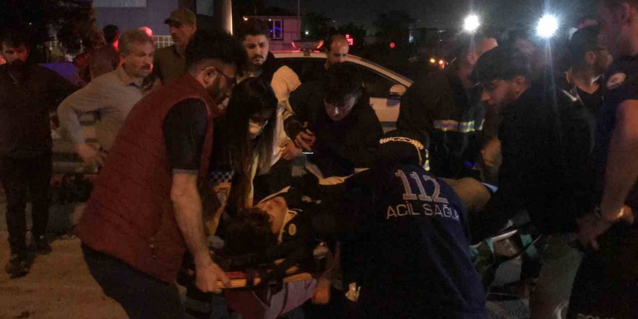 Tıra Çarpan Otomobilde Sıkışan 4 Yaralıyı İtfaiye Kurtardı