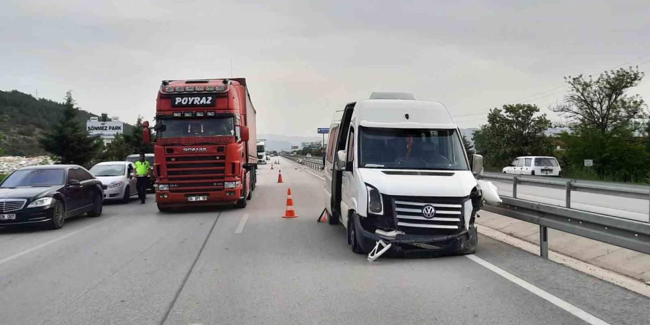 İşçi Servisi İle Otomobil Çarpıştı: 8 Yaralı