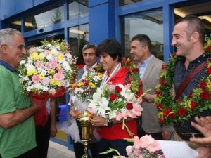 Şampiyon Boksör Busenaz Sürmeneli Çiçeklerle Karşılandı