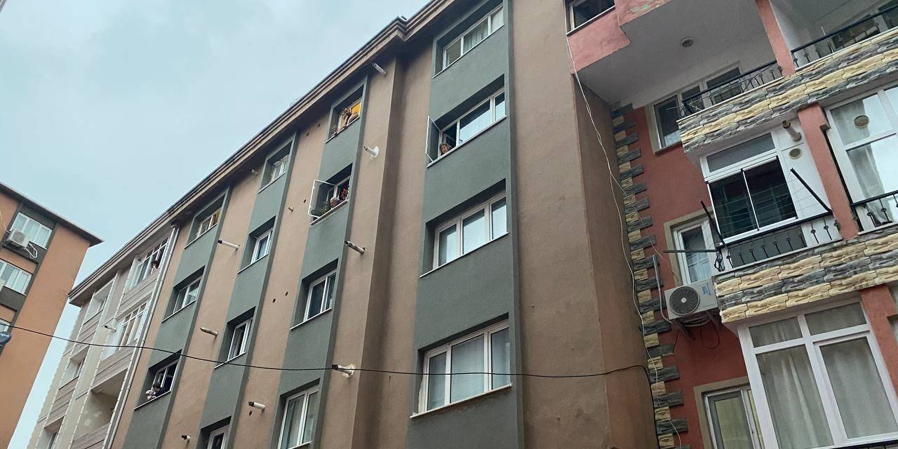Mecidiyeköy’de 5 Katlı Binanın Çatısı Yandı: 3 Yaralı