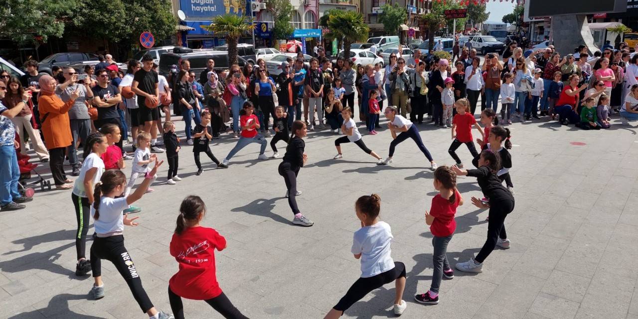 Burhaniye’de Gençlik Haftası Başladı