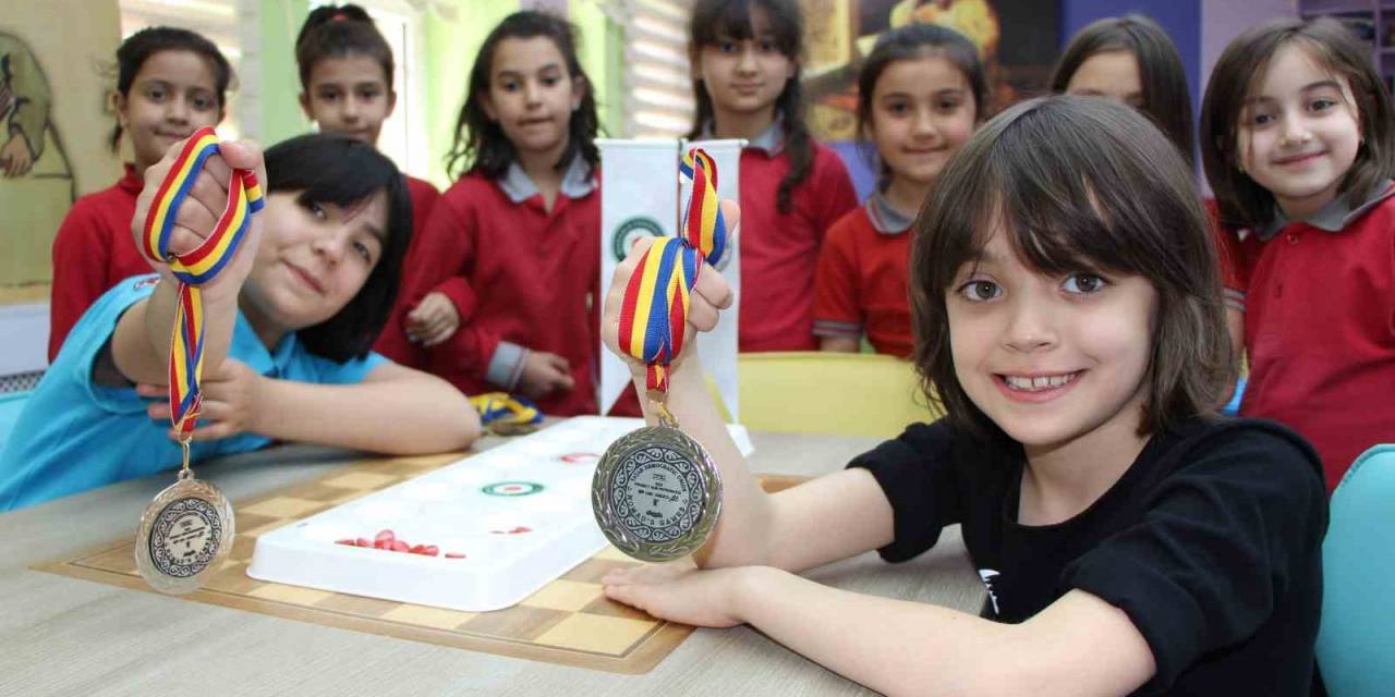 Mangala Oyununda Avrupalı Rakiplerini Yendiler: Abla Birinci, Kardeş İkinci Oldu