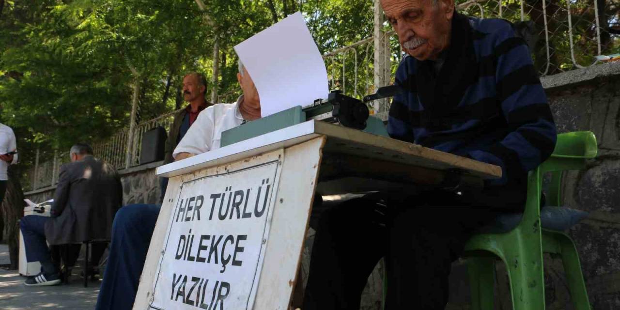 80 Yaşındaki Emekli Astsubay 30 Yıldır Adliye Önünde Daktilo İle Arzuhalcilik Yapıyor