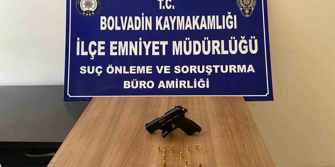 Polis Yaptığı Aramada Ruhsatsız Tabanca Ele Geçirdi