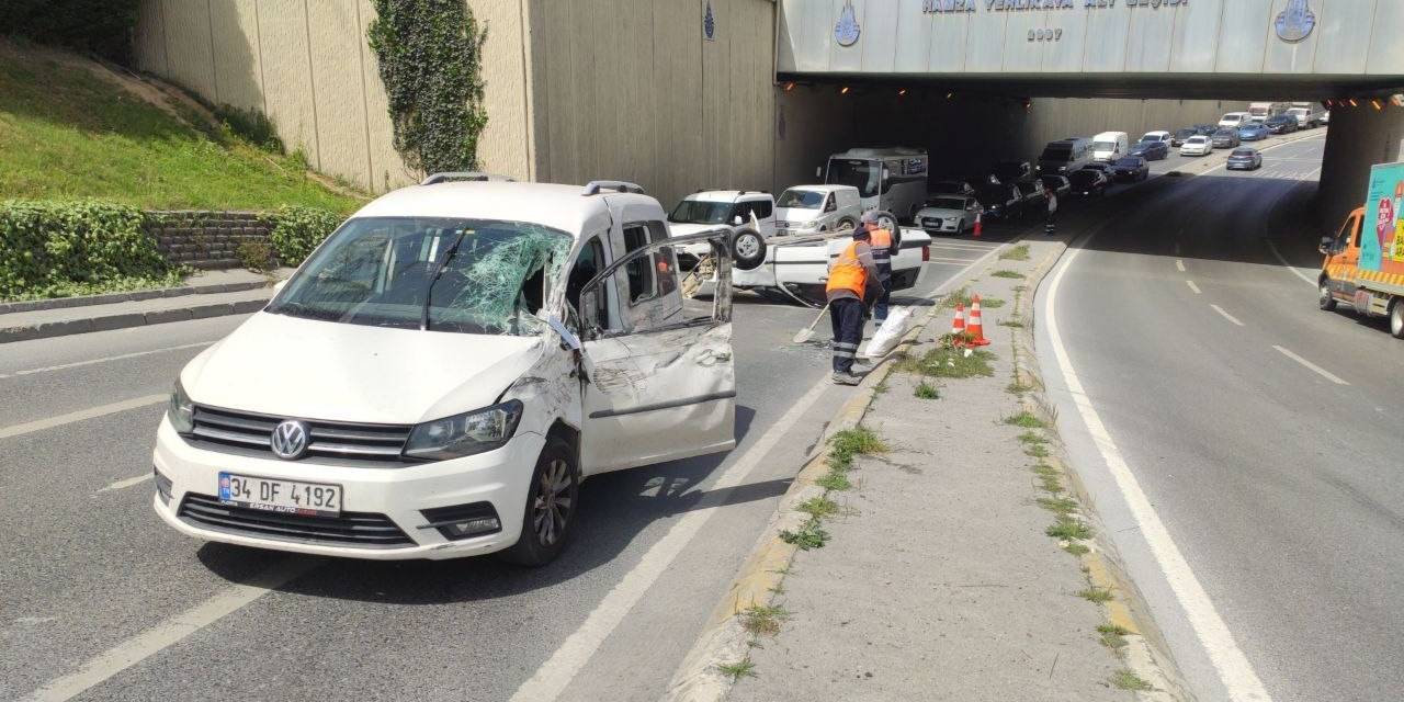 Sultangazi’de Karşı Şeride Geçen Otomobil Takla Attı: 4 Yaralı
