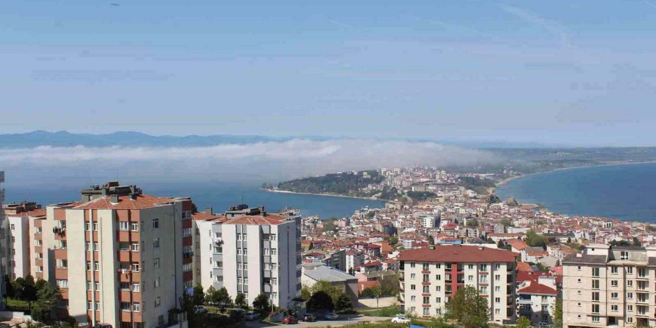 Sis Bulutları Denizden Gelerek Şehrin Üzerinden Geçti