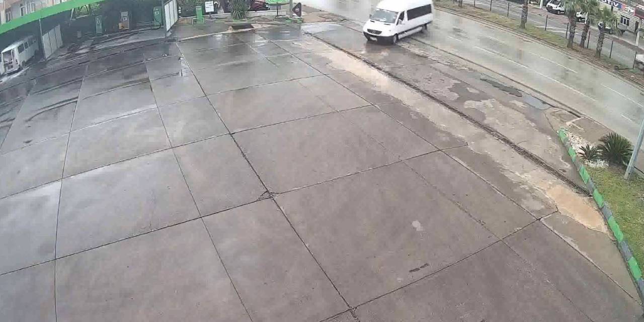 Kayarak Akaryakıt İstasyonuna Giren Minibüs Yürekleri Ağızlara Getirdi