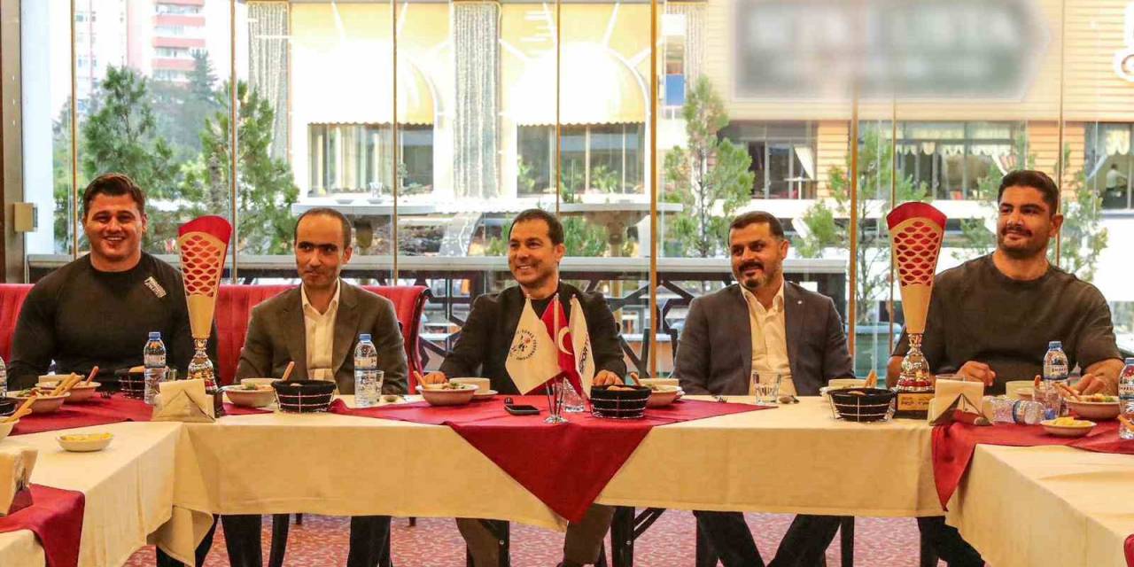 Şampiyon Güreşçiler Yemekte Bir Araya Geldi