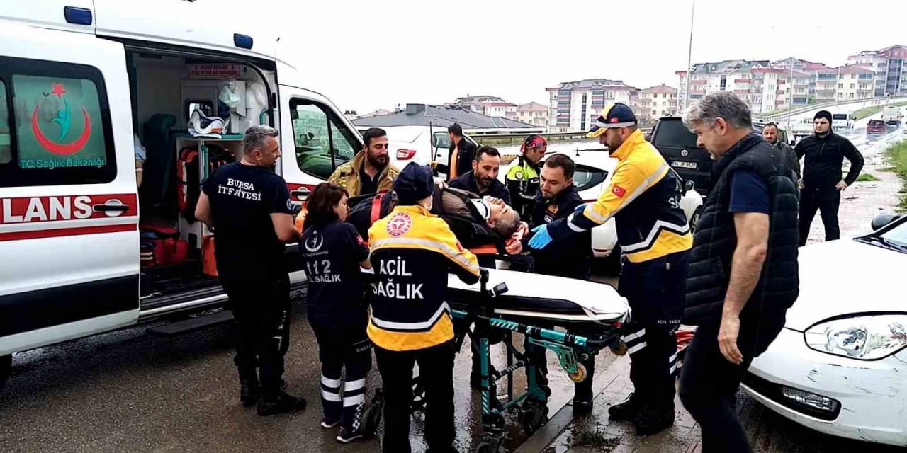 Otomobiller Çarpıştı: 2 Yaralı