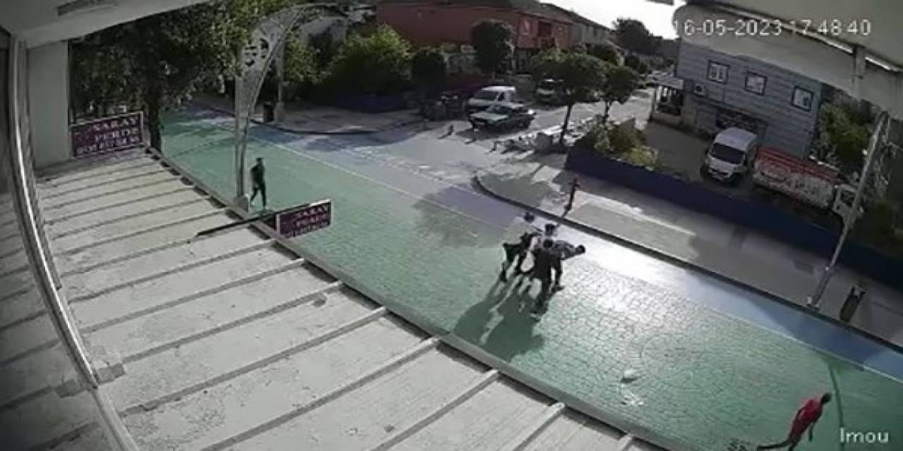 Gençlerin Sokak Ortasında Kavgası Kamerada: 2 Kişi Böyle Darp Edildi