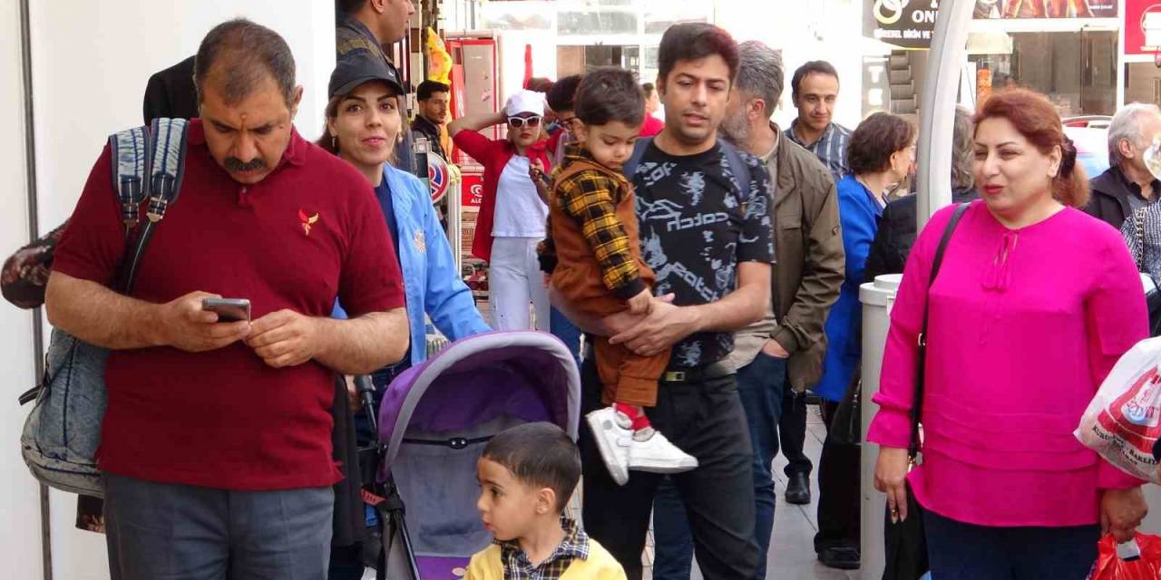 İranlılar Van Esnafının Yüzünü Güldürüyor