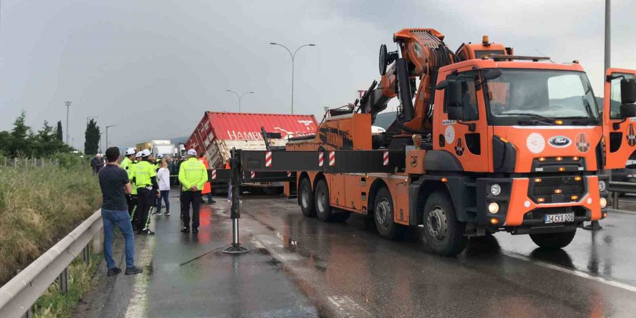 Tem’de Tır Makaslayınca Trafik Durdu, Araçlar Kontak Kapattı