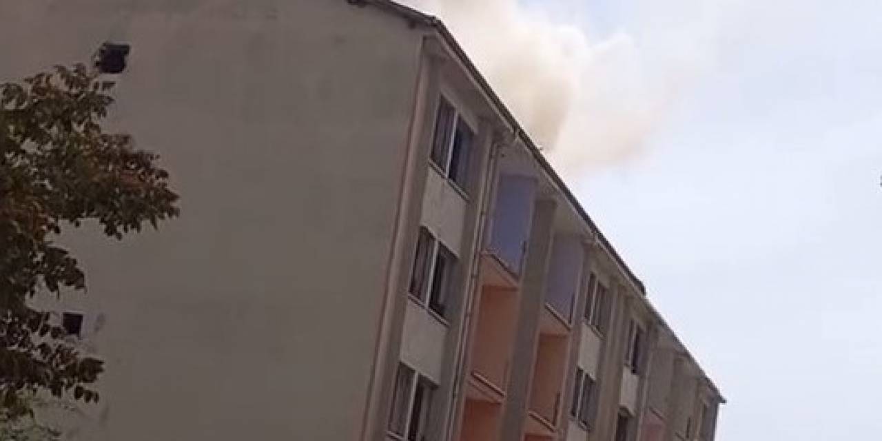 Elazığ’da Çatı Yangını Büyümeden Söndürüldü