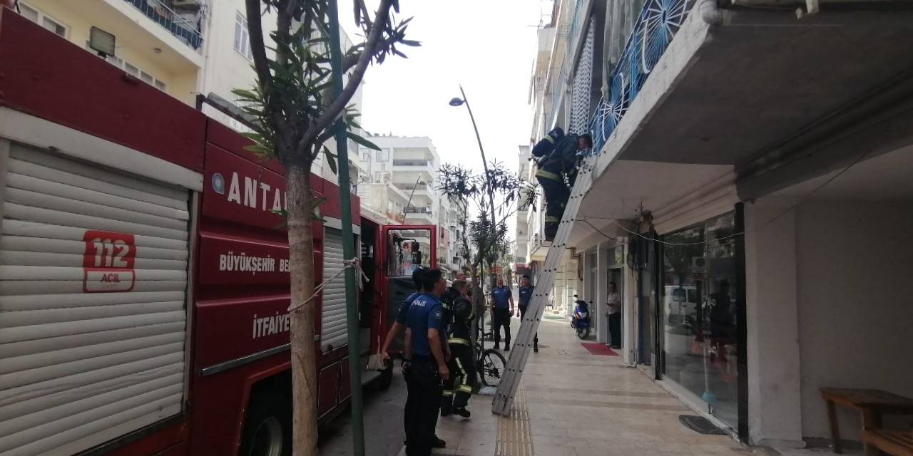 Evlerden Atılan Çöp Ve İzmaritler Yangın Çıkarıyordu