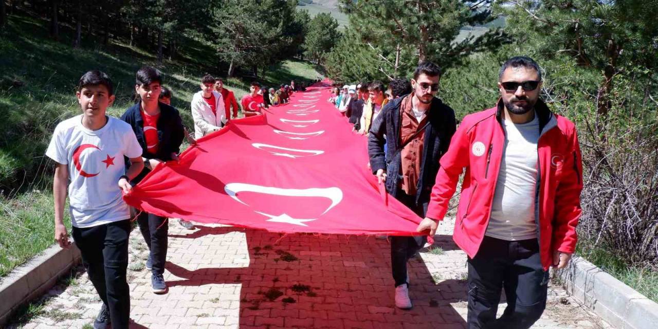 Şehitler İçin Üç Bin Rakımlı Tepeye Çıktılar