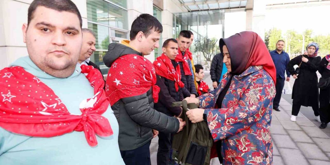 Sultangazi’de Temsili Vatani Görevlerini Yapacak Engelli Vatandaşlar Birliklerine Uğurlandı