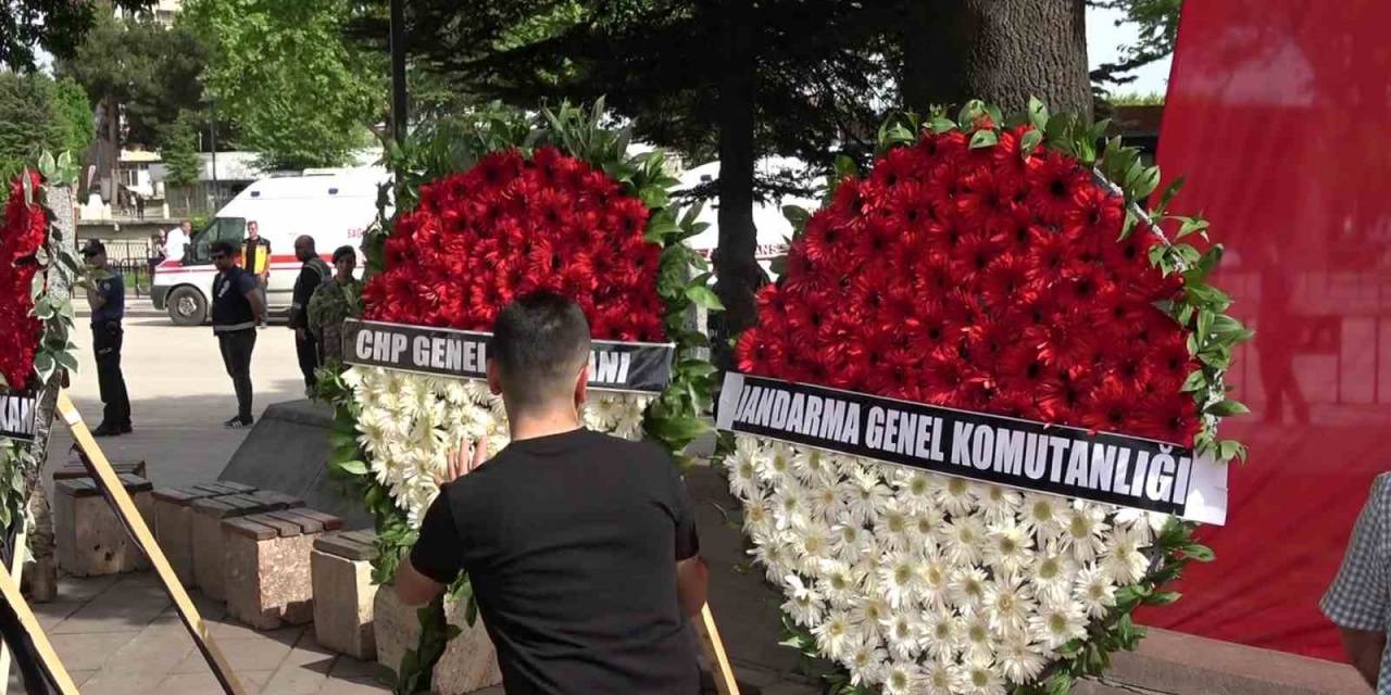 Şehit Yakınları Kılıçdaroğlu’nun Çelengini Parçaladı
