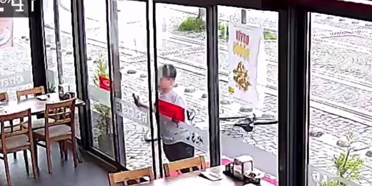 Çocuk Hırsızın Soğukkanlılığı Kamerada: Önce Sensörlü Kapıyı Açtı, Sonra Kasaya Yöneldi