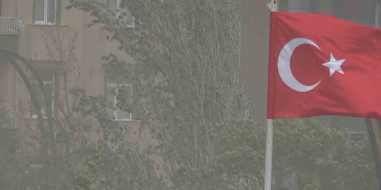 Aksaray’da Şiddetli Rüzgar Tozu Dumana Kattı