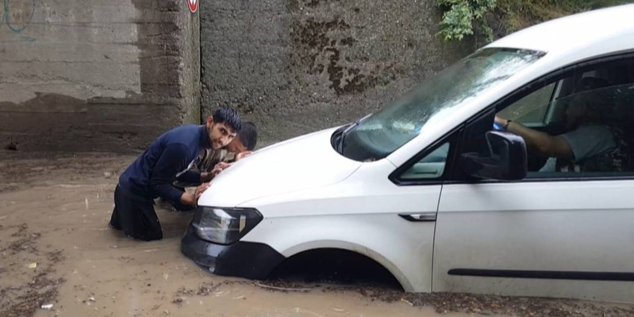 Edirne’de Araçlar Mahsur Kaldı, Vatandaş Göle Dönen Yola Olta Attı