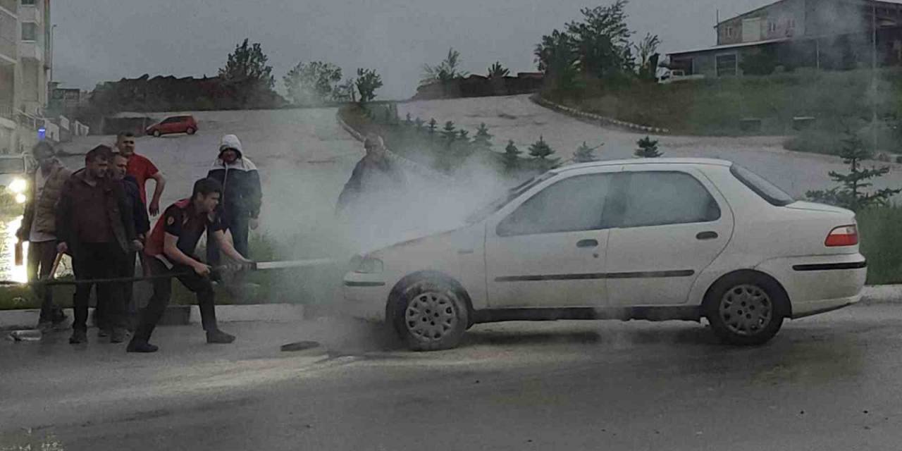 Seyir Halindeki Otomobilden Yükselen Dumanlar Paniğe Neden Oldu