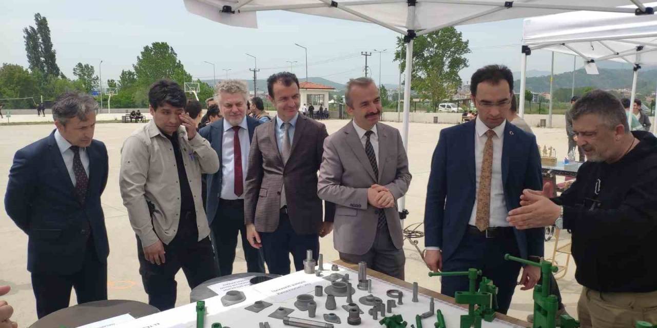 Öğretmen Ve Öğrenciler Ürünlerini Sergiledi