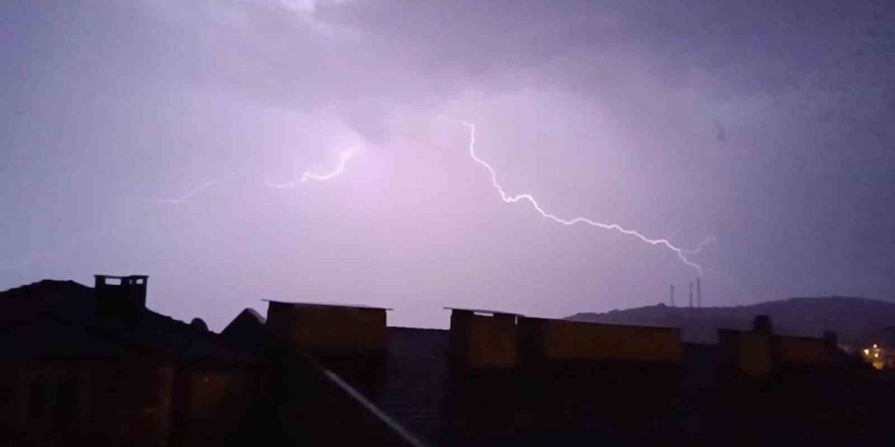 Şiddetli Yağmur Öncesi Gökyüzü Böyle Aydınlandı