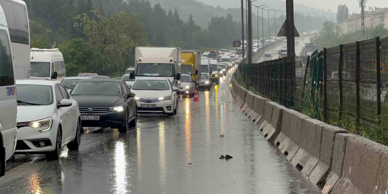 Kartal’da Su Birikintisinden Ötürü Kontrolden Çıkan Araç Takla Attı
