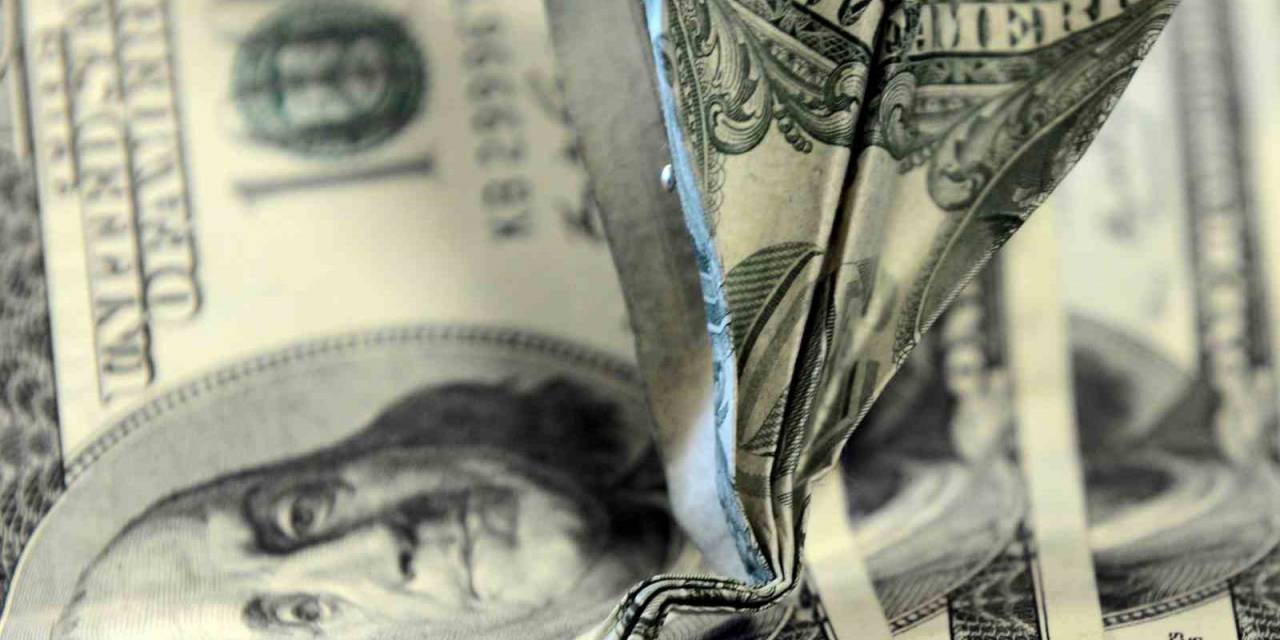 Yıl Sonu Dolar Tahmini Geriledi, Büyüme Beklentisi Arttı