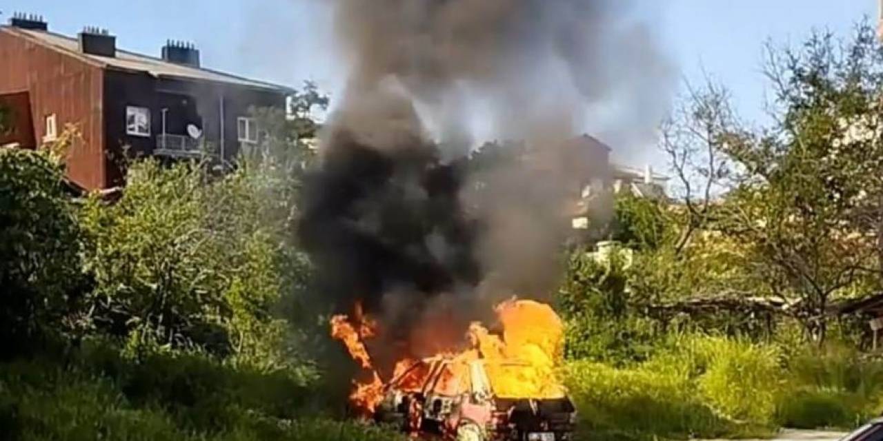 Park Halindeki Otomobil Alev Alev Yandı