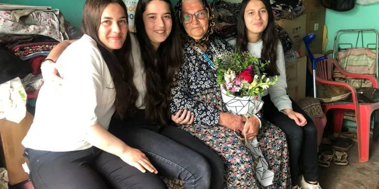 Karacasu’da Öğrenciler Yaşlıları Yalnız Bırakmıyor