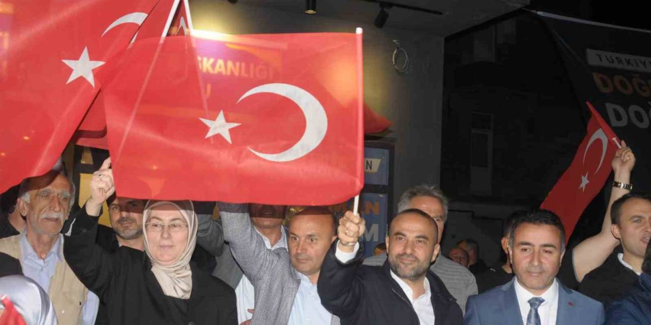 Ak Parti Altınova’da Miting Düzenledi