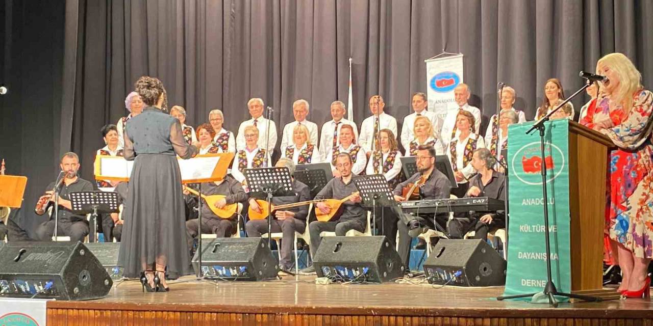 Türk Halk Müziği Korosunun ‘sezon Ortası Yaz Konseri’ İzleyicilerden Tam Not Aldı