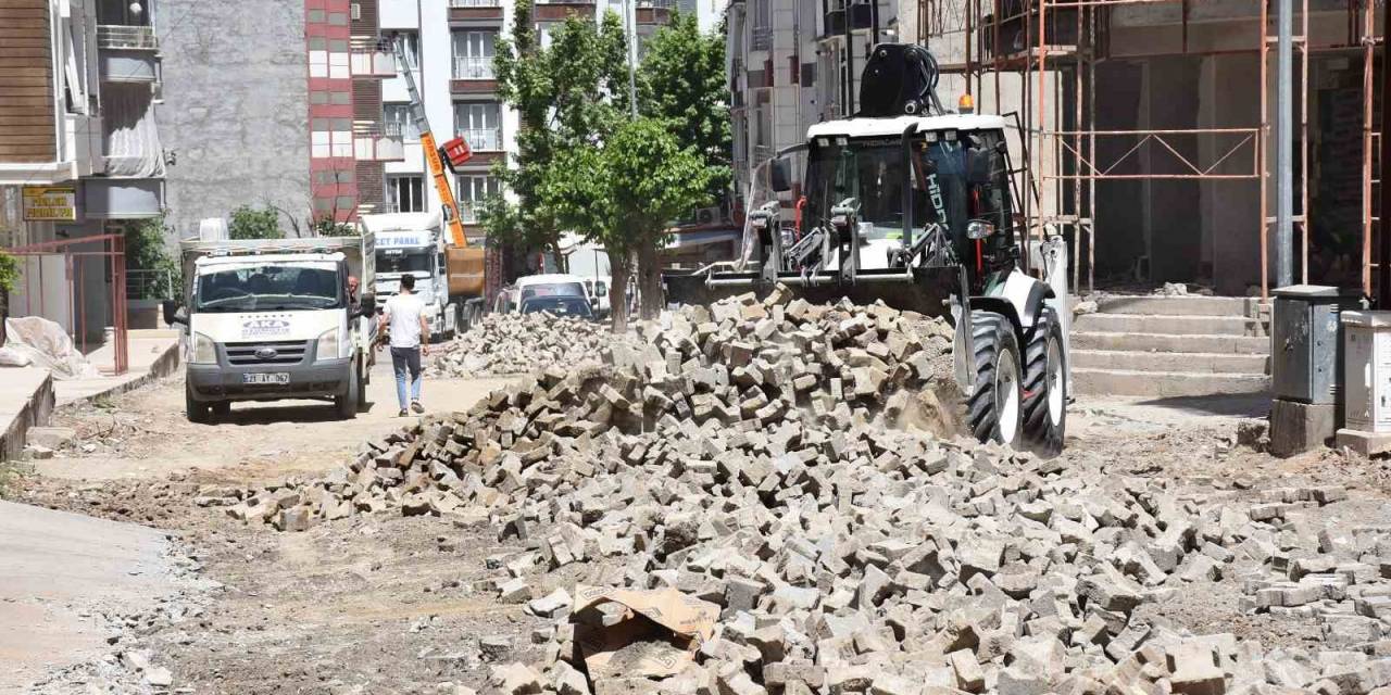 Siirt Belediyesi Kilit Parke Ve Yol Bakım Çalışmalarını Sürdürüyor