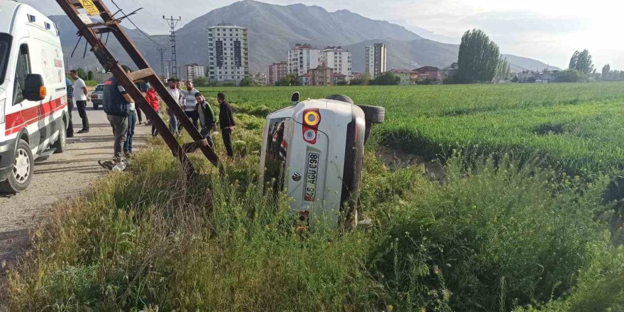Kazada Otomobil Devrildi:2 Yaralı