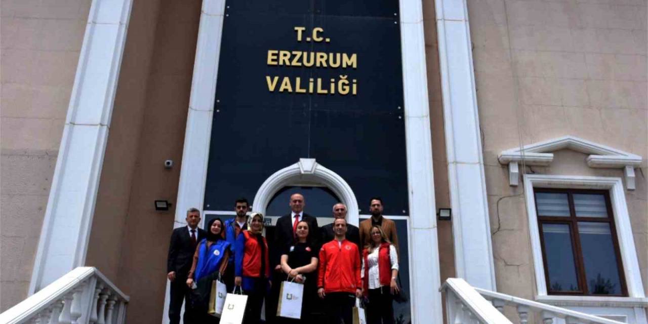 Gençlerden Vali Memiş’e Çiçek