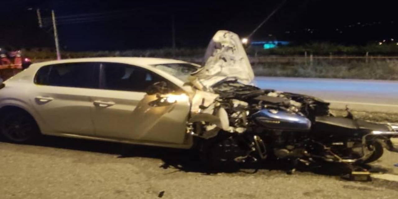 Motosiklet Otomobile Ok Gibi Saplandı: 1 Ölü