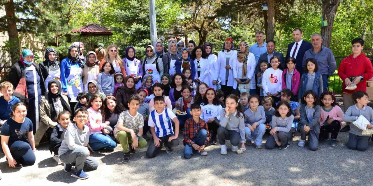 Minikler, Depremzedelere Destek İçin Yarıştı