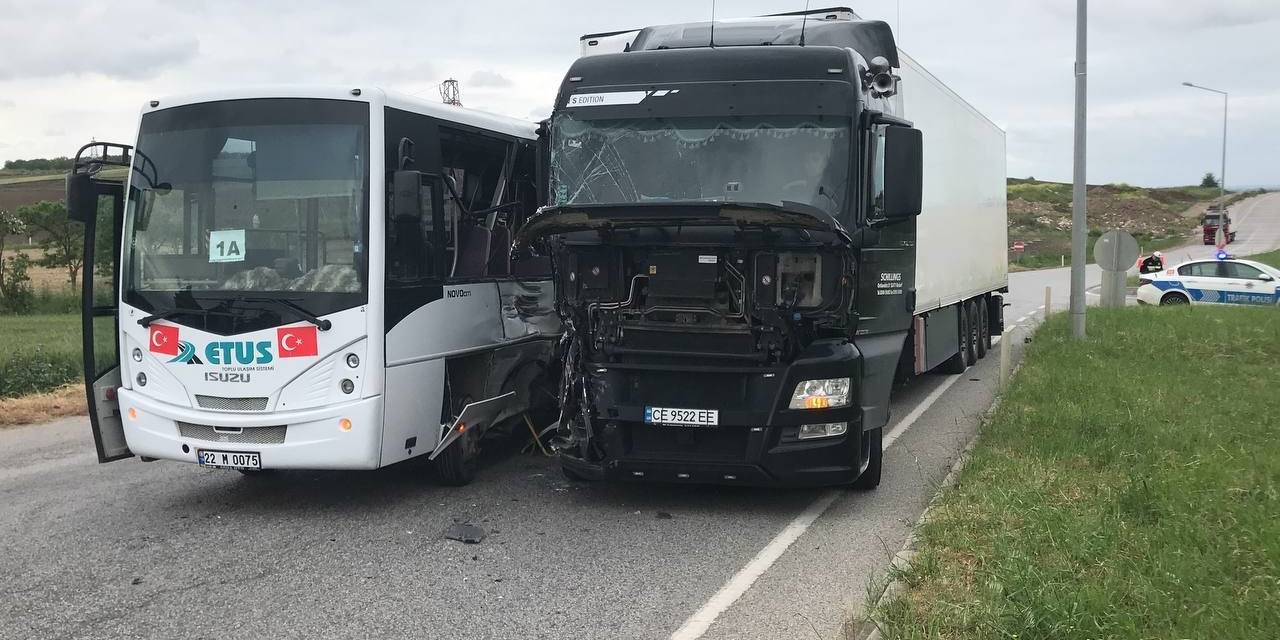 Edirne’de Midibüs İle Tır Çarpıştı: 2 Yaralı
