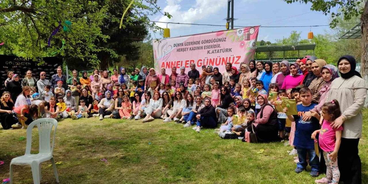 Miniklerden Anneler Günü Kutlaması