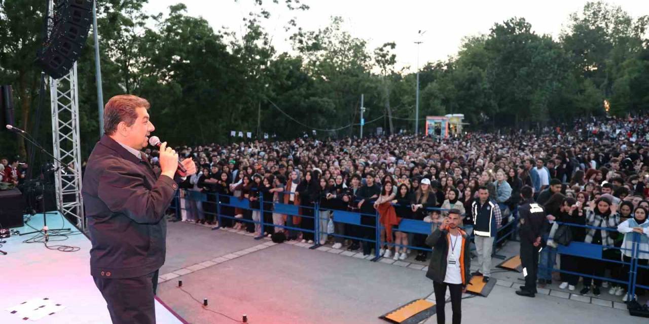 Esenlerli Gençlere Bayram Hediyesi
