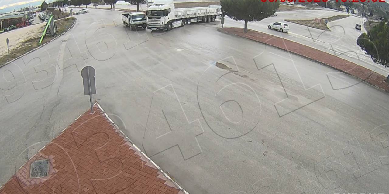 Burdur’da Meydan Gelen Trafik Kazaları Kameralara Yansıdı