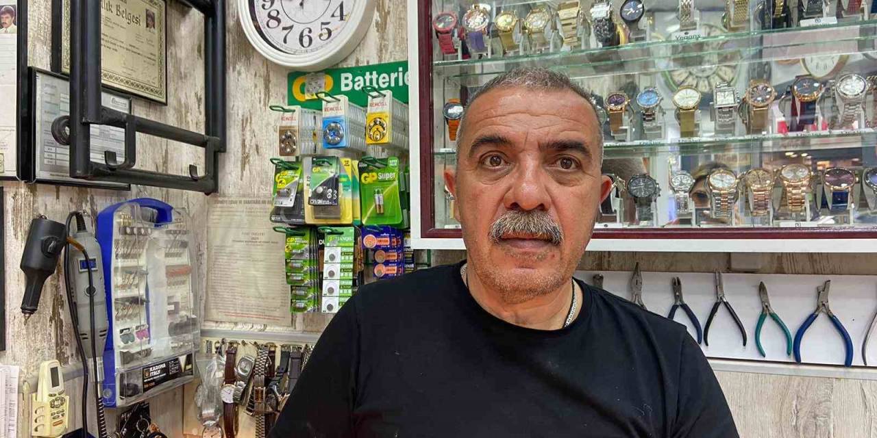 8 Metrekarelik Dükkanında 42 Yıldır Saatleri Tamir Ediyor