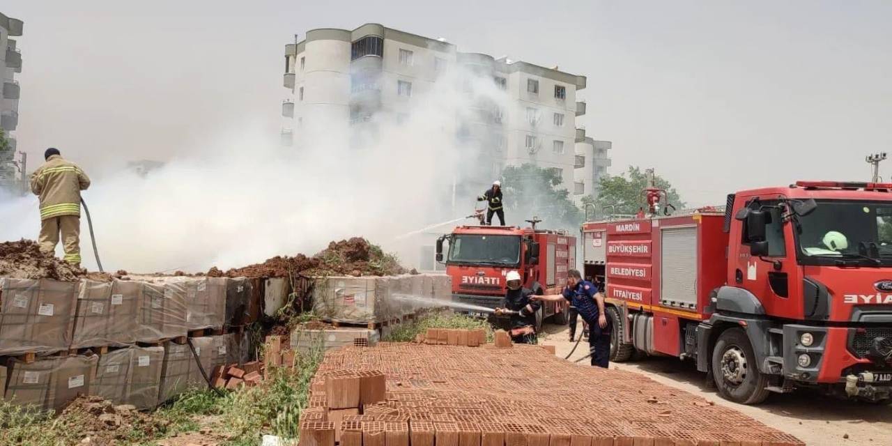 Nusaybin’de Yanan Motosikletin Üstüne Kepçeyle Toprak Atıldı