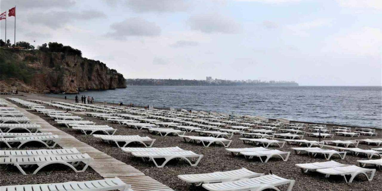 Antalya’da Aniden Bastıran Yağmur, Dünyaca Ünlü Sahili Saniyeler İçerisinde Boşalttı