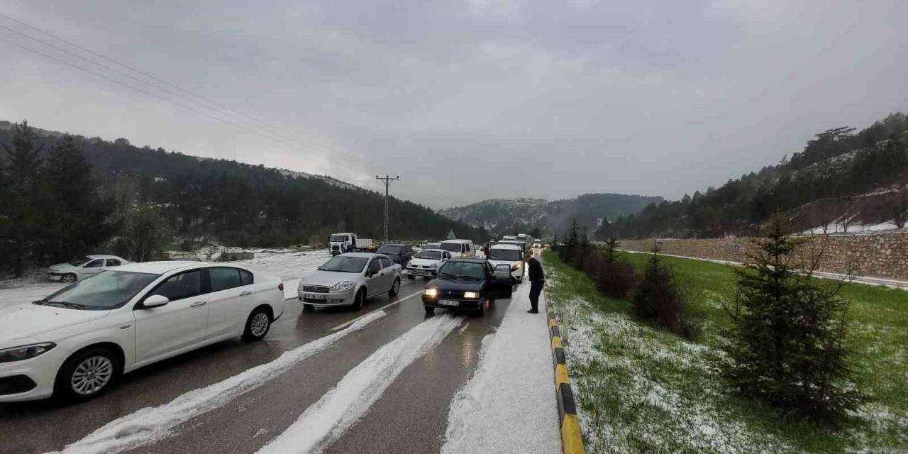 Kastamonu’da Fındık Büyüklüğündeki Dolu Sürücülere Zor Anlar Yaşattı